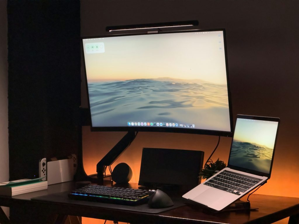 A desk that adapts to you changes how you think, move, and work. It doesn’t interrupt your routine – it becomes part of it. The standing desk from Oakywood isn’t built for moments. It’s designed for flow.